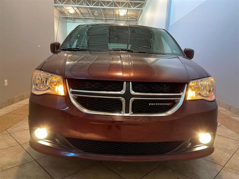 Used 2019 Dodge Grand Caravan SXT image 3
