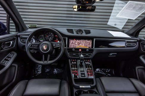 Certified 2025 Porsche Macan image 12