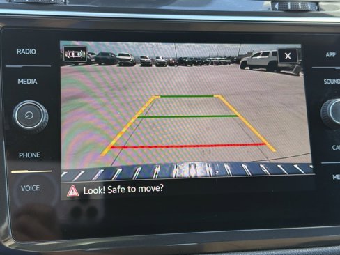 Used 2022 Volkswagen Tiguan SE w/ Panoramic Sunroof Package image 11