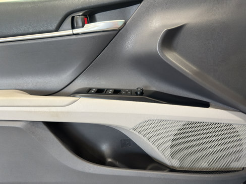 Used 2018 Toyota Camry LE image 14