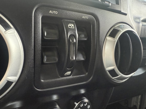 Used 2012 Jeep Wrangler Unlimited Rubicon w/ Connectivity Group image 19
