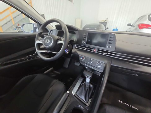 Used 2025 Hyundai Elantra SE image 11