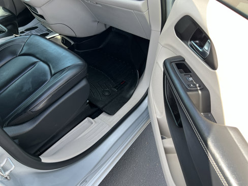 Used 2023 Chrysler Pacifica Touring-L image 21