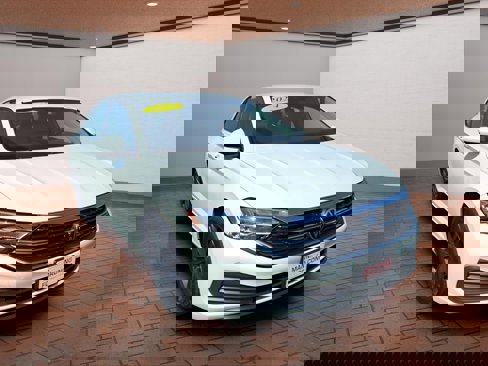 Used 2024 Volkswagen Jetta SE image 2