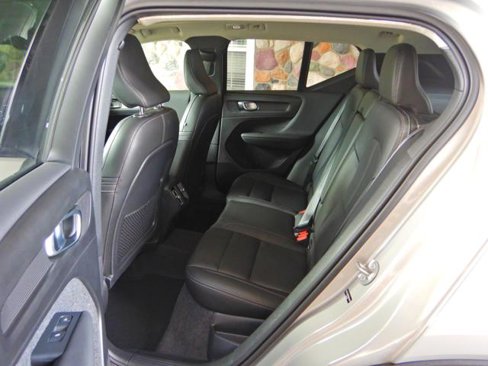 Used 2025 Volvo XC40 B5 Plus image 8