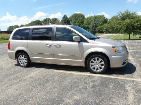 Used 2014 Chrysler Town & Country Touring w/ Driver Convenience Group image 10