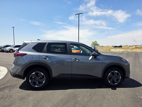 Used 2024 Nissan Rogue SV image 4