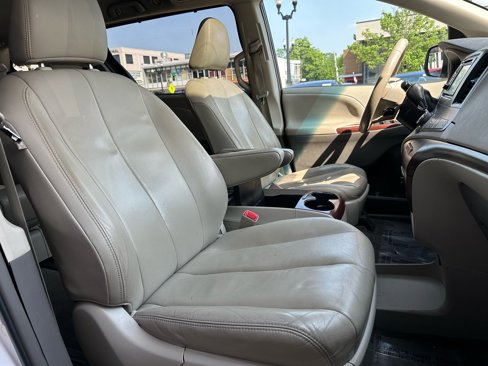 Used 2013 Toyota Sienna XLE image 16