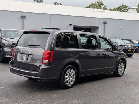 Used 2019 Dodge Grand Caravan SE image 3