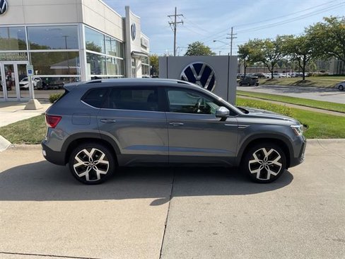 Used 2022 Volkswagen Taos SEL w/ Panoramic Sunroof Package image 2
