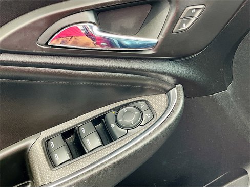 Used 2018 Chevrolet Malibu LT w/ Leather Package image 17