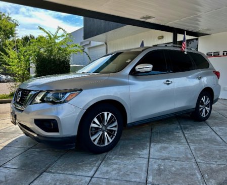 Used 2019 Nissan Pathfinder SV image 1