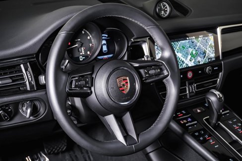 Certified 2025 Porsche Macan image 18