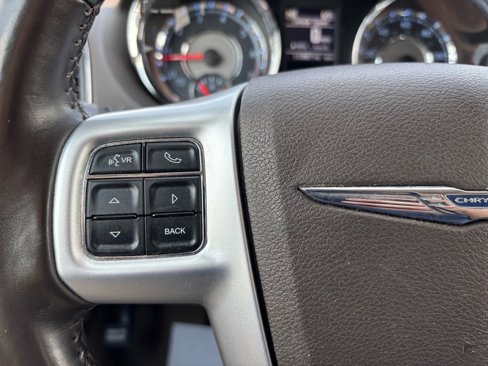 Used 2015 Chrysler Town & Country Touring image 29