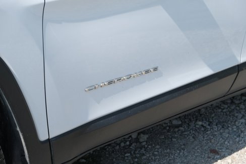 Used 2019 Jeep Cherokee Limited image 35