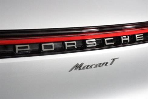 Certified 2025 Porsche Macan Turbo image 22