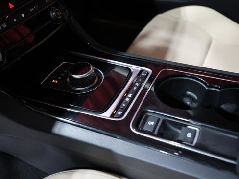 Used 2017 Jaguar XE Premium image 21