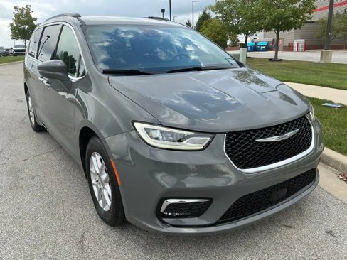 Used 2022 Chrysler Pacifica Touring-L image 2