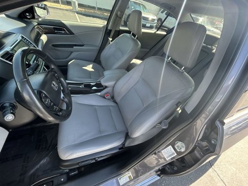 Used 2017 Honda Accord Touring image 11