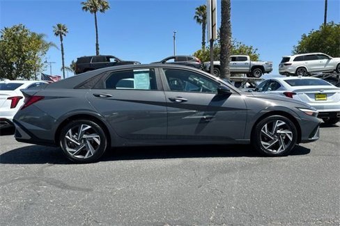 Used 2025 Hyundai Elantra Sport image 3