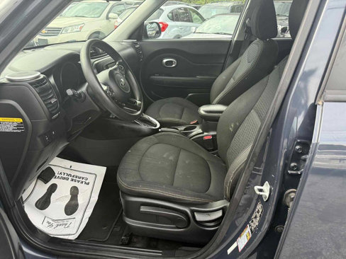 Used 2016 Kia Soul + image 11