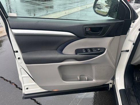 Used 2016 Toyota Highlander LE image 9