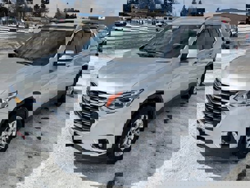 Used 2021 Chevrolet Traverse LT image 3