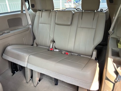 Used 2015 Chrysler Town & Country Touring image 17