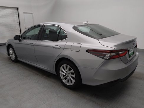 Used 2022 Toyota Camry LE image 3