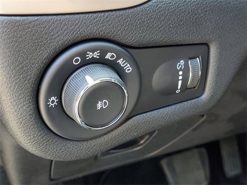 Used 2018 Jeep Cherokee Latitude w/ Safety Group image 14