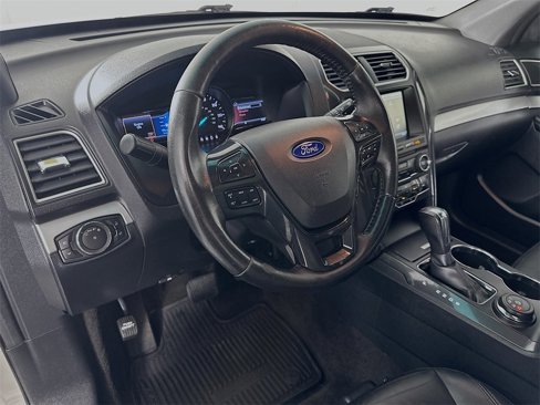 Used 2016 Ford Explorer XLT w/ Equipment Group 202A image 9