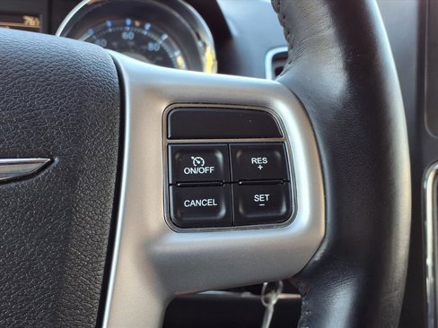 Used 2016 Chrysler Town & Country Touring image 15