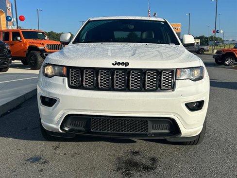 Used 2018 Jeep Grand Cherokee Altitude image 2