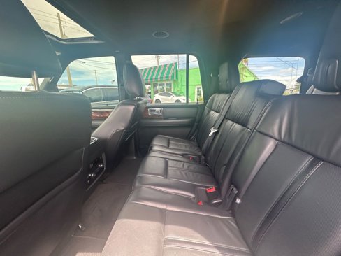 Used 2017 Lincoln Navigator Select image 18