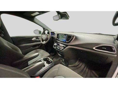 Used 2023 Chrysler Pacifica Touring image 17