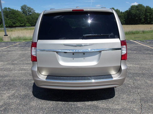Used 2014 Chrysler Town & Country Touring w/ Driver Convenience Group image 4