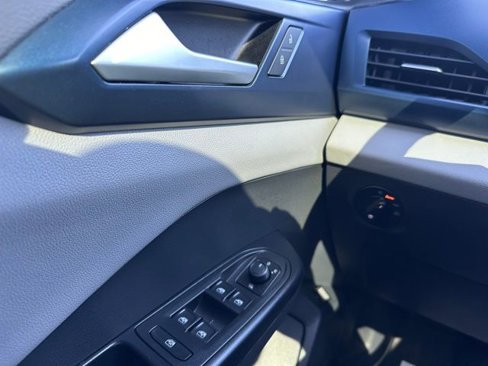 Used 2023 Volkswagen Taos SE w/ Panoramic Sunroof Package image 34