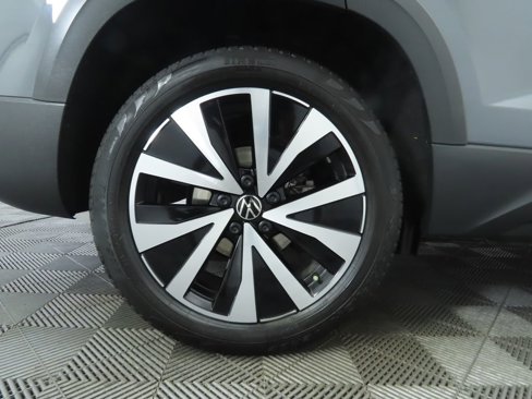Certified 2022 Volkswagen Taos SE image 33