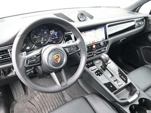 Certified 2025 Porsche Macan image 4