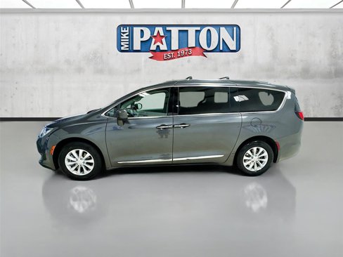 Used 2019 Chrysler Pacifica Touring-L image 4