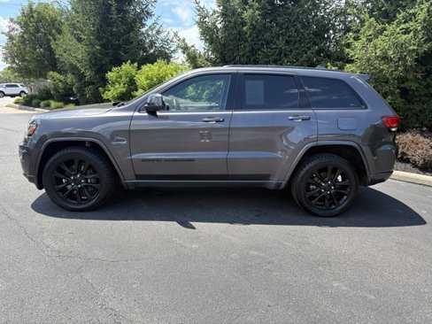 Used 2021 Jeep Grand Cherokee Laredo X image 2