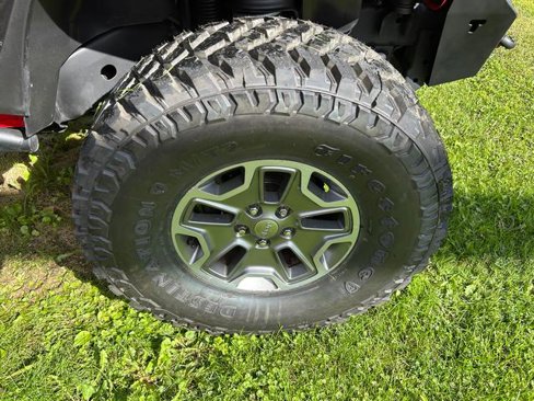Used 2016 Jeep Wrangler Unlimited Rubicon w/ Connectivity Group image 24