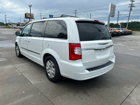 Used 2016 Chrysler Town & Country Touring image 7