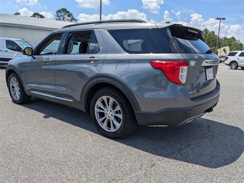 Used 2022 Ford Explorer XLT w/ Equipment Group 202A image 6