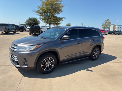 Used 2018 Toyota Highlander SE image 1