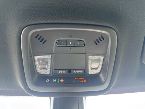 Used 2022 Chevrolet Traverse LT image 43