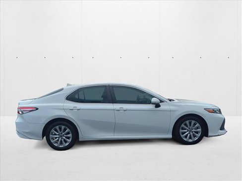 Used 2020 Toyota Camry LE image 3