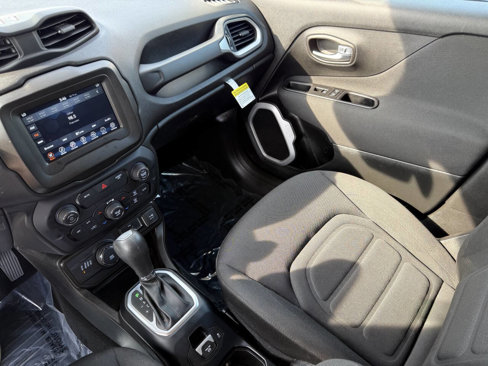 Used 2020 Jeep Renegade Latitude w/ Cold Weather Group image 14