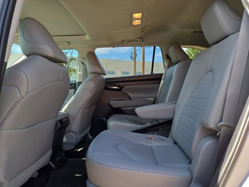 Used 2023 Toyota Highlander XLE image 13