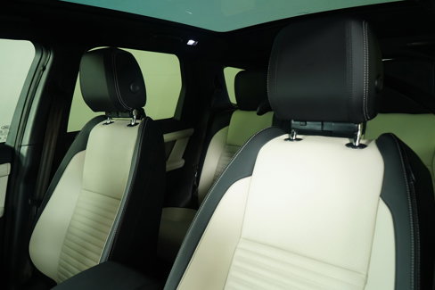 Used 2025 Land Rover Discovery Sport Dynamic SE image 3